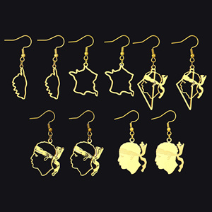 Boucles d'oreilles pendantes en acier inoxydable, motif carte de la Corse, tête de Moors, style souvenir régional, découpées creuses, à crochet - Product Image 1