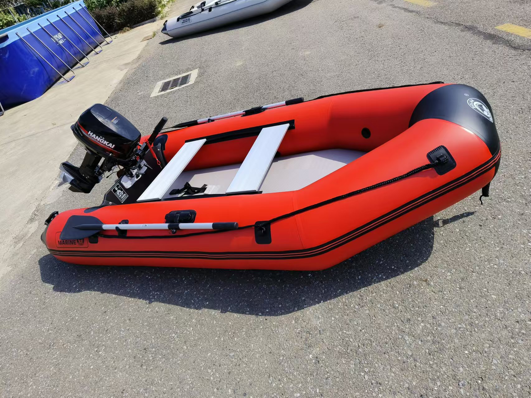 Barca MC300 rossa e nera con pavimento in alluminio