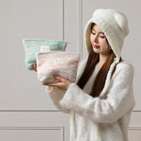 Sac de rangement cosmétique avec logo personnalisé de haute qualité couverture en peluche arc-en-ciel du site de commerce électronique chinois motif de bonbons pour cosmétiques et étuis