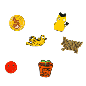 Pins de esmalte creativos personalizados con dibujos animados, insignias metálicas personalizadas estilo anime para gorras y ropa. - Product Image 1