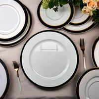 Assiettes de chargeur blanches élégantes Assiette de chargeur à jante noire Assiettes de chargeur de 13 pouces pour la restauration de mariage Utilisation d'événement Banquet Mariage