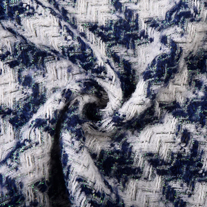 Tissu tissé texturé en tweed de soie brillante et en tissu sergé pied-de-poule bleu marine et blanc, idéal pour les manteaux d'automne - Product Image 3
