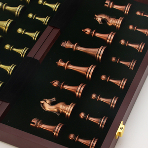 Jeu d'échecs avec plateau pliable en bois massif et rangement intégré pour les pièces, pièces dorées et bronze pour les jeux à domicile et les cadeaux, vente en gros - Product Image 4