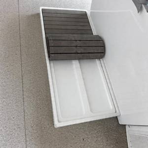 Baignoire extérieure Ambohr imperméable à l'eau froide, avec plancher en bois-plastique antidérapant et bac de drainage. - Product Image 5