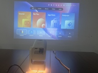Mini Proyector de Tendencia 2026 con Logotipo Personalizado, Sistema Android 14 Inteligente, Aplicaciones Integradas, Proyección de Tiro Corto, Portátil, para Cine al Aire Libre
