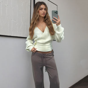 Pull en maille uni à col en V et taille nouée pour femme, coupe ample à manches longues, devant croisé, style crop top, élégant et décontracté, idéal pour superposer - Product Image 2