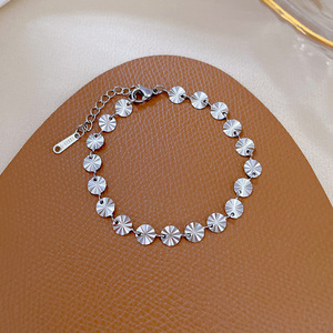 Pulsera de cadena de piezas en relieve redondas geométricas para mujer, flor chapada en oro de acero inoxidable, <span class=keywords><strong>Netflix</strong></span>, <span class=keywords><strong>regalo</strong></span> de joyería Retro para novia - Product Image 3