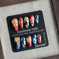 Ongles à presser faits main, style cour royale or rouge, scintillants dorés, fleurs en relief 3D blanches, simples et élégants