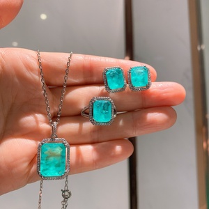Ensemble de bijoux vintage en cuivre écologique avec zircone cubique Paraiba 9*11mm : collier, boucles d'oreilles et bague - Product Image 1