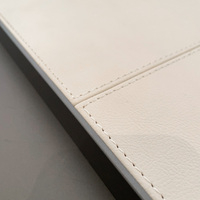 Armoire minimaliste sur mesure avec poignée encastrée, cadre en aluminium recouvert de tissu synthétique PU, porte en cuir pour dressing ou chambre à coucher
