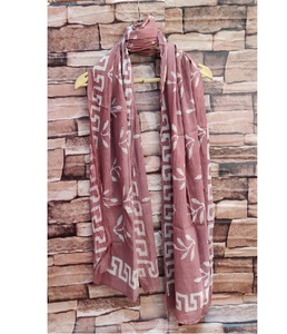 Étole en coton Mul Mul doux faite à la main, tissu respirant et écologique, dupatta pour femmes, mode ethnique traditionnelle et contemporaine - Product Image 2