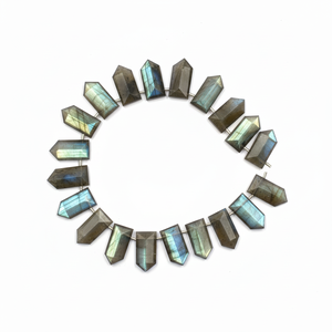 Labradorita de 17 a 19 MM, corte escalonado, forma de lazo, lado perforado, 20 cuentas, hebra - Product Image 1