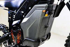 มอเตอร์ไซค์ CAOFEN FX 12000W 380Nm โครงอะลูมิเนียมแมกนีเซียมไร้รอยเชื่อม ระยะห่างจากพื้น 340 มม. จักรยานไฟฟ้า รุ่น 01 กำลังไฟ 12 กิโลวัตต์ รุ่นไฮ-เอาท์ - Product Image 3