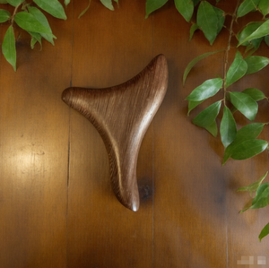 Masajeador de Pies Portátil de Madera Maciza de Sándalo Dorado con Forma de Triángulo para Uso Doméstico - Product Image 1