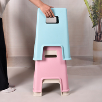 Fabrik-Großhandel Stapelbare PP-Kunststoff-Hocker Rutschfeste Bunte Haushalts-Klein-Hocker für Badezimmer Küche Kinder Ottoman-Hocker