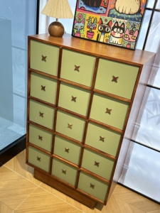 Armoire de rangement latérale en bois massif de style Mid-Century Modern vert avec un design étoilé unique pour l'ameublement de la maison - Product Image 6