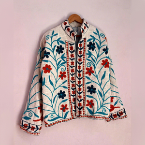 Veste Suzani en coton blanc de luxe brodée avec un motif floral, manches longues, col montant, faite à la main, style bohème, vêtement d'extérieur pour l'hiver - Product Image 1
