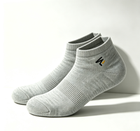 Chaussettes basses respirantes gris clair en mélange de coton doux avec petite broderie pour le sport quotidien, le bureau et la marche