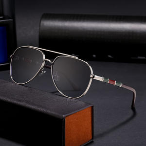 Lunettes de soleil aviateur personnalisées pour hommes, monture dorée, branches noires, protection UV400, verres PC, style Instagram, classe 2. - Product Image 5