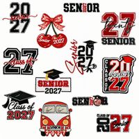 En gros, Écussons thermocollants brodés pour la promotion 2027, Appliques chapeau de diplômé et bus cerise pour vêtements, sacs et décoration DIY