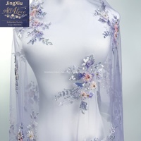 Tissu en dentelle brodée de sequins et de perles, 100 % polyester, blanc et violet, à motif floral, avec bord festonné, pour robe de mariée - Vente en gros
