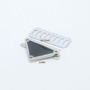 Etiqueta Personalizada de Seguridad Profesional Qiannuo para Bolsas, Etiqueta Metálica Triangular de Aleación de Zinc, Accesorios - Product Image 4