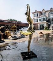 L'art rencontre l'eau : Sculpture d'extérieur en bronze personnalisée, cascade féminine, figurine de femme dansante sexy, sculpture aquatique.