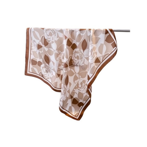 Foulard quadrato rosa 70x70 cm, sciarpa alla moda per donna - Product Image 1