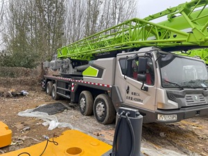 Grue d'occasion Zoomlion 50 tonnes bien entretenue avec une grande hauteur de levage et une boîte de vitesses et une pompe performantes - Product Image 2