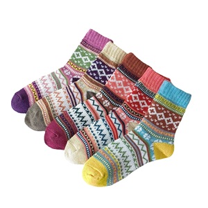 <span class=keywords><strong>Chaussettes</strong></span> d'hiver pour femmes pour <span class=keywords><strong>Amazon</strong></span> <span class=keywords><strong>Chaussettes</strong></span> d'équipage florales en tricot épais transfrontalier Automne Hiver Style ethnique Chaud pour le commerce extérieur - Product Image 1