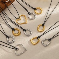 Collier personnalisé avec chaîne longue en corde cirée réglable, associé à un pendentif en forme de cœur en acier inoxydable, bicolore or et argent