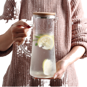 เหยือกน้ำแก้วโบโรซิลิเกตคุณภาพสูงทันสมัยพร้อมฝาปิด ความจุขนาดใหญ่ โปร่งใส สำหรับใช้ในครัวเรือน หุ้มด้วยไม้ไผ่ สำหรับใส่ชาและผลไม้ - Product Image 1