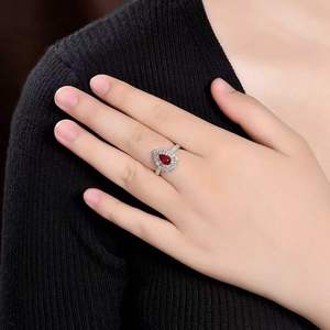 Bague en or massif 18 carats avec rubis sang de pigeon de 1,17 ct, pierre précieuse naturelle non chauffée de Mozambique, taille poire, 63 diamants entourants de 0,72 ct - Product Image 5