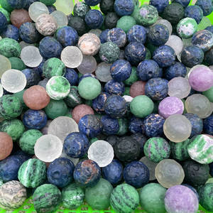 Commercio all'ingrosso intagliato a mano lune di cristallo di quarzo rosa Howlite Sodalite nero ossidiana realistico <span class=keywords><strong>pianeta</strong></span> <span class=keywords><strong>luna</strong></span> palla - Product Image 2