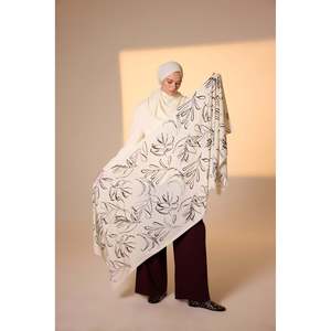 Écharpe en soie satinée Pure Tone avec motif de feuilles personnalisé ivoire-noir, design de logo personnalisé pour les saisons printemps-été - Product Image 4