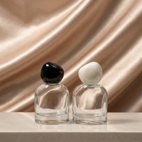 Bouteille en verre de parfum 50ml Crystal White Transparent Baïonnette Flat Press Pump Sprayer avec couvercle en bois et diffuseur de roseaux