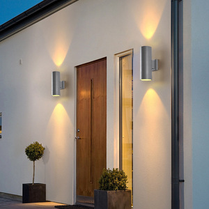 Éclairage de jardin LED mural extérieur en alliage d'aluminium étanche 2700K blanc chaud doux, angle de faisceau de 20 degrés, garantie 10 ans - Product Image 1