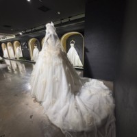 Robe de mariée personnalisable moderne en satin ivoire, sans bretelles, avec dentelle florale 3D, coupe trapèze, longueur ras du sol, à nouer, naturelle