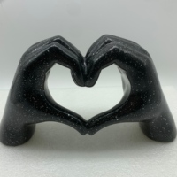 Statue d'amour abstraite en résine peinte à la main -- Sculpture de geste de coeur