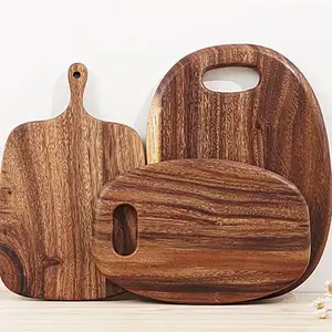 Precio de fábrica al por mayor acrílico hecho a mano borde natural tabla de cortar de madera de acacia con mango conjunto de tablas de cortar de madera a granel