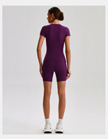 Ensemble 2 pièces Uwell OEM/ODM pour femme : Haut à manches courtes et short push-up pour la course, la gym et le fitness