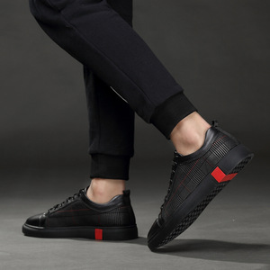 Baskets décontractées en cuir noir à motif écossais avec accent rouge, design bas, chaussures pour hommes pour le travail et le quotidien - Product Image 1
