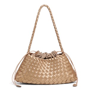 Nouveauté estivale : Sacs tendance et mignons pour l'été – Sac fourre-tout personnalisé OEM en PU tressé avec bandoulière faite main en polyester, sac à bandoulière type panier - Product Image 6