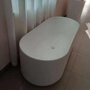Baignoire autoportante ovale minimaliste en pierre artificielle, finition blanc mat, surface solide, pour salle de bain moderne - Product Image 4