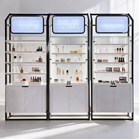 Présentoir cosmétique industriel en métal noir avec étagère blanche réglable et écran supérieur pour maquillage