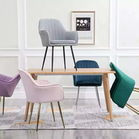 Chaise de salle à manger de style moderne du milieu du siècle, en velours, avec pieds en métal chromé doré, pour chambre, hôtel, restaurant, café, en vente