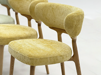 Chaise de salle à manger moderne rembourrée en tissu avec structure et pieds en bois massif, plusieurs options de couleurs pour les restaurants et les cafés