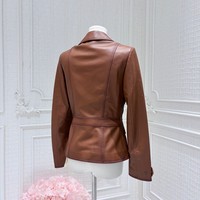 Kurze, taillierte braune Schafsleder-Damenjacke im französischen Vintage-Stil mit einzigartigen Taschen für den urbanen Alltag