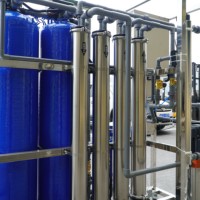 Machine d'osmose inverse industrielle 1000 LPH, système de filtration d'eau RO en acier inoxydable FRP 4040 pour le traitement de l'eau potable pure
