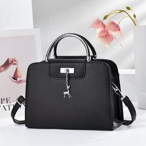 Bolso de Mano Deer Charm Negro Tamaño Mediano, Bolso de Hombro para Viajes y Ocio - Product Image 1